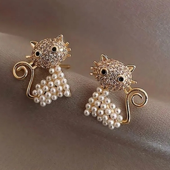 Cat with faux pearls earrings gold tone, post earrings new In package - Picture 1 of 6
